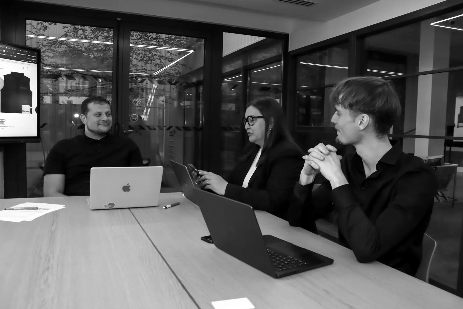 L’équipe EP Digital en séance de travail autour d’un écran