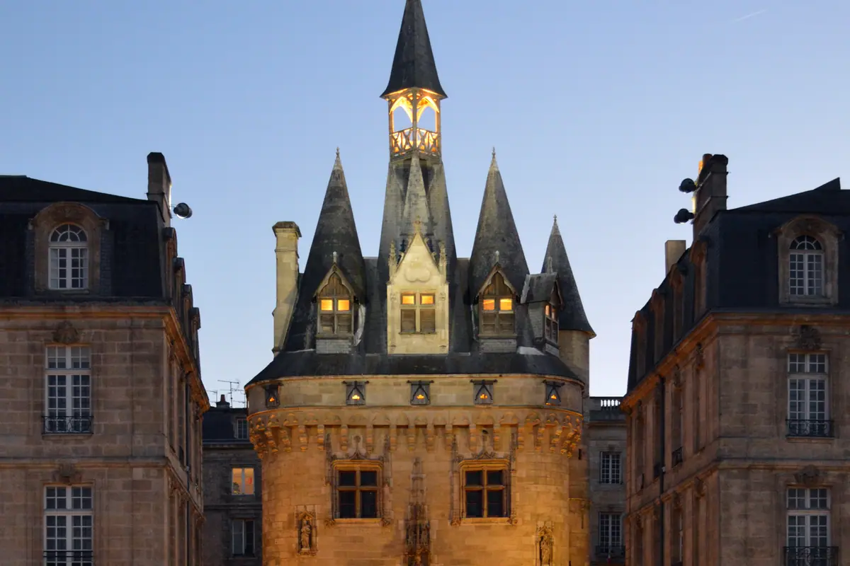 La porte Cailhau, à Bordeaux, éclairée au crépuscule